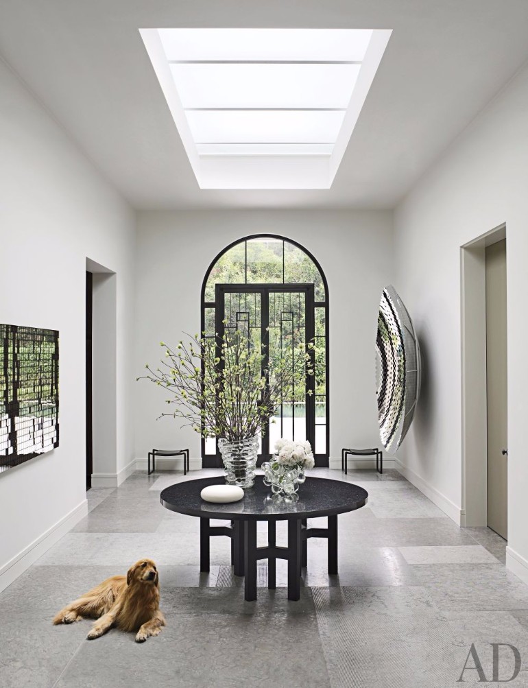 9 Fantastic Entrance Halls With A Statement Dining Room Table